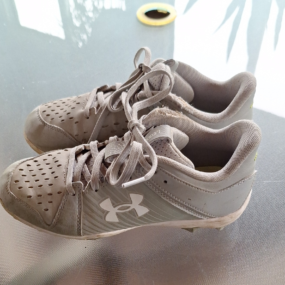 Under Armour Light Gray Sports Cleats